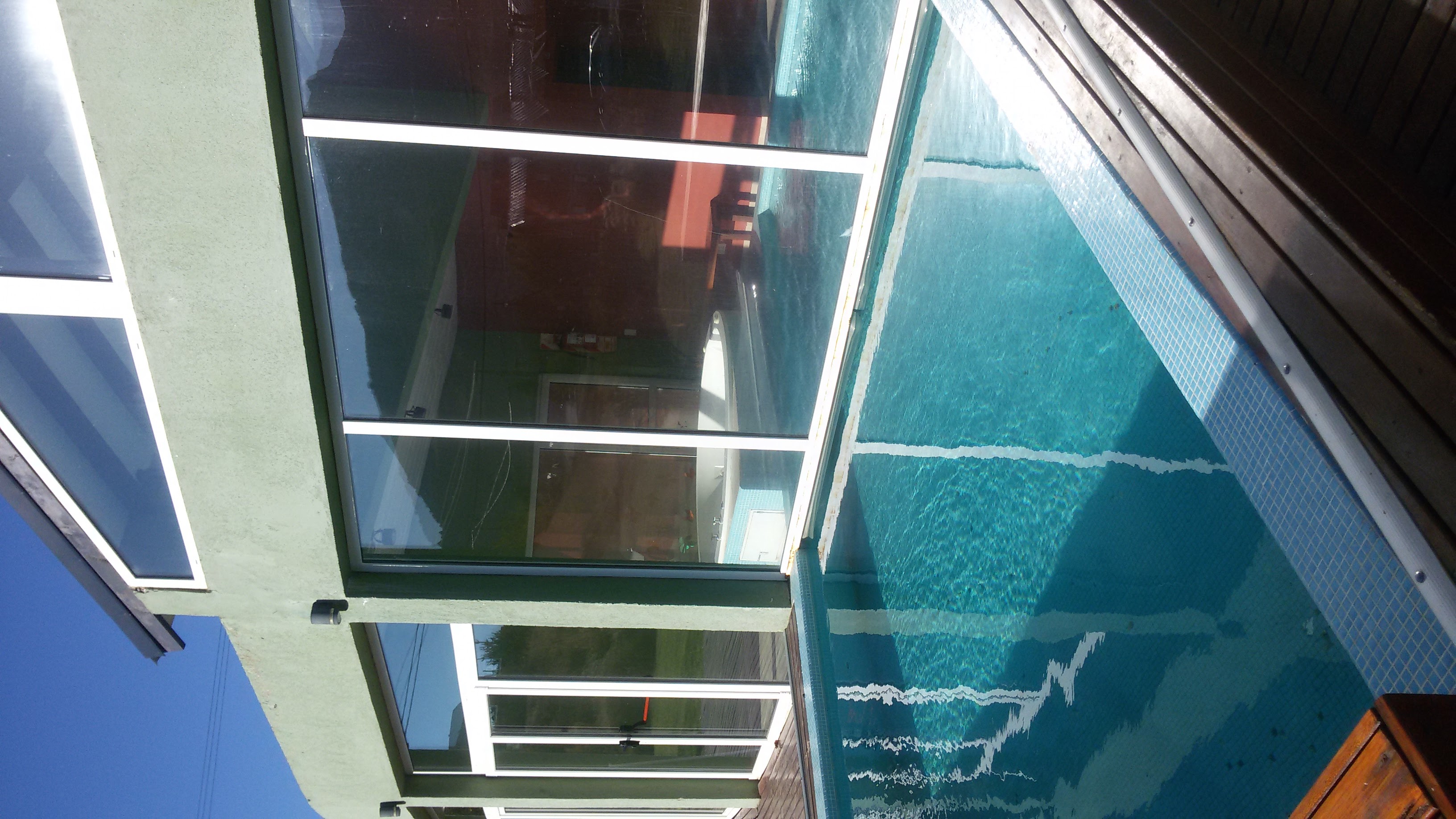 Pileta climatizada interior y exterior del edificio